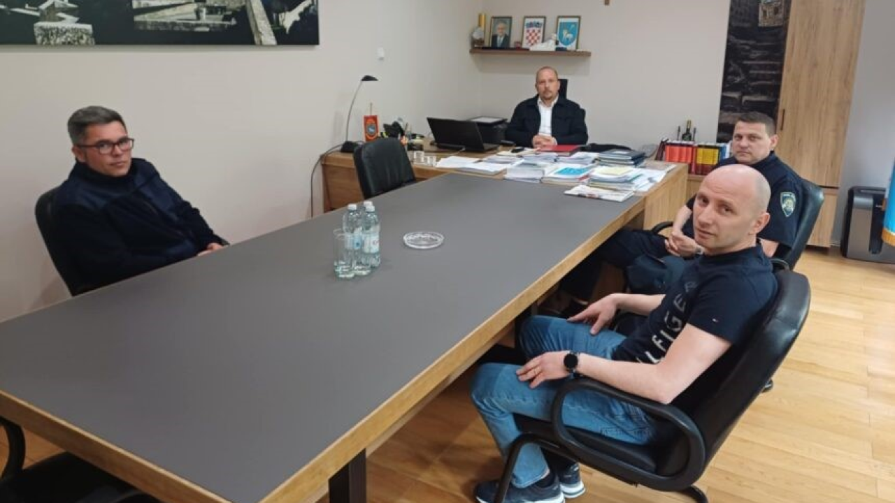 Kninjanin Robert Mišković jučer je skočio u hladnu Krku i spasio sugrađanina. Grad mu uputio posebnu zahvalu