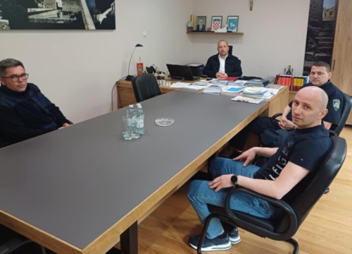 Kninjanin Robert Mišković jučer je skočio u hladnu Krku i spasio sugrađanina. Grad mu uputio posebnu zahvalu