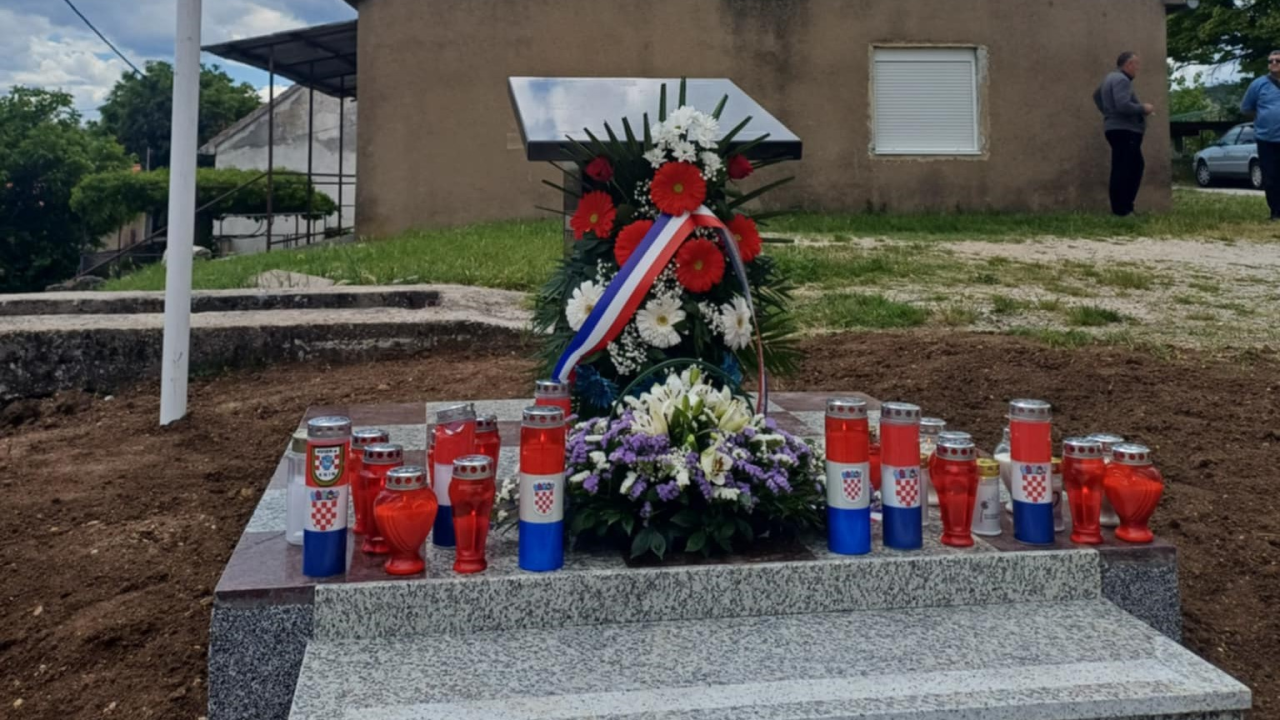 U Marićima kod Knina otkriveno spomen-obilježje Jošku Ćaćiću Begu, ubijenom na početku Domovinskog rata