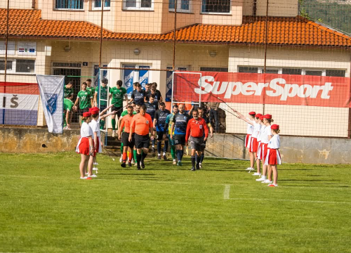 Fotografija 4 - Drniške mažoretkinje prvi put otvorile utakmicu