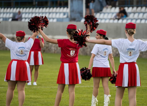 Fotografija 1 - Drniške mažoretkinje prvi put otvorile utakmicu