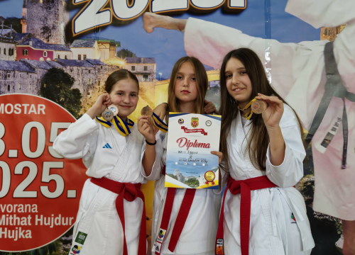 Fotografija 13 - FOTO Karataši Šibenika se za kraj sezone na Miminac vratili sa 11 medalja iz Hercegovine