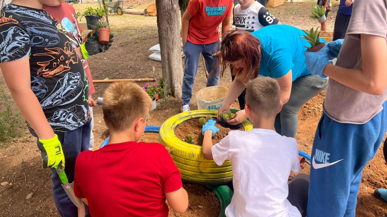 Kad se male ruke slože: U Katoličkoj osnovnoj školi održana volonterska akcija uređenja školskog vrta