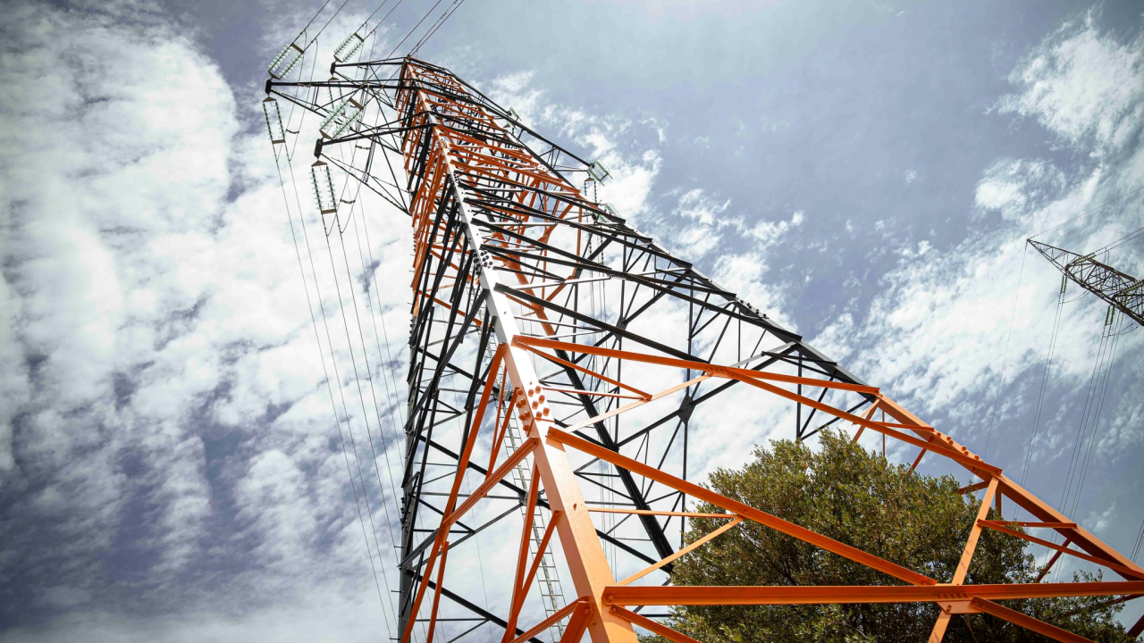 Funcuti otišli korak dalje, odnosno korak u vis u oživljavanju pejzaža – u šibenskim bojama osvanuo i dalekovod kod Dalmarea