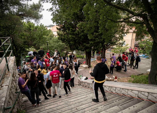 Fotografija 2 - Šibenski maturanti slave zadnji dan škole: 'Volio bih se poslije faksa vratiti ovdje'