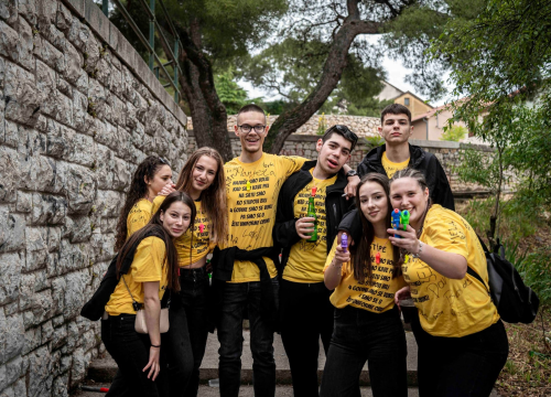 Fotografija 3 - Šibenski maturanti slave zadnji dan škole: 'Volio bih se poslije faksa vratiti ovdje'