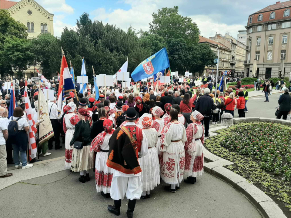 Članovi Družbe 'Braća Hrvatskoga Zmaja' i Bratovštine hrvatskih vinskih vitezova iz Šibenika  sudjelovali su na zborskoj povorci