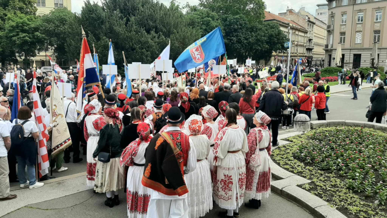 Šibenski članovi Družbe braće hrvatskoga zmaja marširali Zagrebom u povorci s više od 1600 sudionika