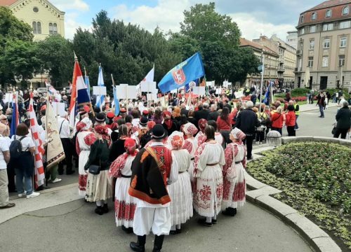 Fotografija 1 - Članovi Družbe 'Braća Hrvatskoga Zmaja' i Bratovštine hrvatskih vinskih vitezova iz Šibenika sudjelovali su na zborskoj povorci