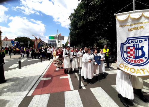 Fotografija 2 - Članovi Družbe 'Braća Hrvatskoga Zmaja' i Bratovštine hrvatskih vinskih vitezova iz Šibenika sudjelovali su na zborskoj povorci