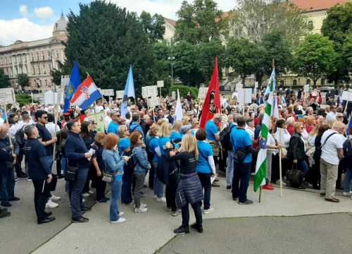 Fotografija 4 - Članovi Družbe 'Braća Hrvatskoga Zmaja' i Bratovštine hrvatskih vinskih vitezova iz Šibenika sudjelovali su na zborskoj povorci