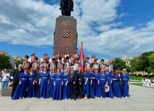 Fotografija 3 - Članovi Družbe 'Braća Hrvatskoga Zmaja' i Bratovštine hrvatskih vinskih vitezova iz Šibenika sudjelovali su na zborskoj povorci