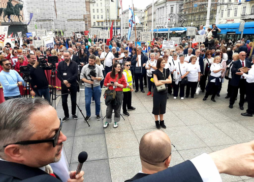 Fotografija 5 - Članovi Družbe 'Braća Hrvatskoga Zmaja' i Bratovštine hrvatskih vinskih vitezova iz Šibenika sudjelovali su na zborskoj povorci