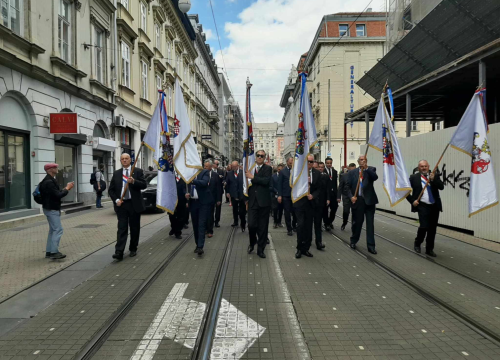 Fotografija 6 - Članovi Družbe 'Braća Hrvatskoga Zmaja' i Bratovštine hrvatskih vinskih vitezova iz Šibenika sudjelovali su na zborskoj povorci