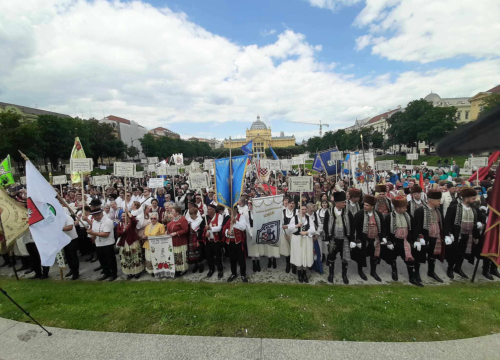 Fotografija 7 - Članovi Družbe 'Braća Hrvatskoga Zmaja' i Bratovštine hrvatskih vinskih vitezova iz Šibenika sudjelovali su na zborskoj povorci