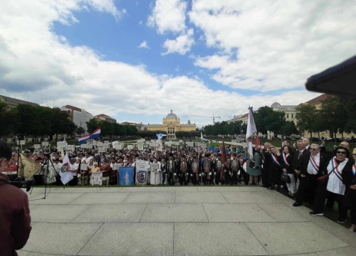 Fotografija 8 - Članovi Družbe 'Braća Hrvatskoga Zmaja' i Bratovštine hrvatskih vinskih vitezova iz Šibenika sudjelovali su na zborskoj povorci