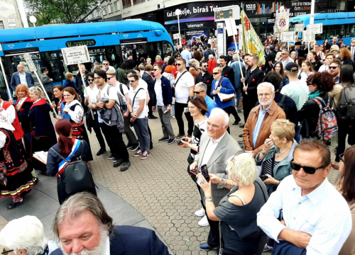 Fotografija 11 - Članovi Družbe 'Braća Hrvatskoga Zmaja' i Bratovštine hrvatskih vinskih vitezova iz Šibenika sudjelovali su na zborskoj povorci