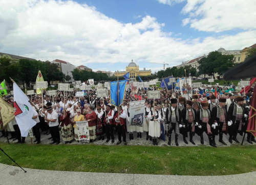 Fotografija 10 - Članovi Družbe 'Braća Hrvatskoga Zmaja' i Bratovštine hrvatskih vinskih vitezova iz Šibenika sudjelovali su na zborskoj povorci