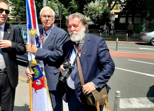 Fotografija 13 - Članovi Družbe 'Braća Hrvatskoga Zmaja' i Bratovštine hrvatskih vinskih vitezova iz Šibenika sudjelovali su na zborskoj povorci