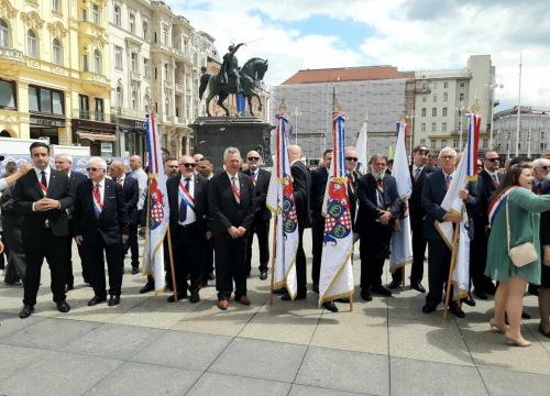 Fotografija 12 - Članovi Družbe 'Braća Hrvatskoga Zmaja' i Bratovštine hrvatskih vinskih vitezova iz Šibenika sudjelovali su na zborskoj povorci