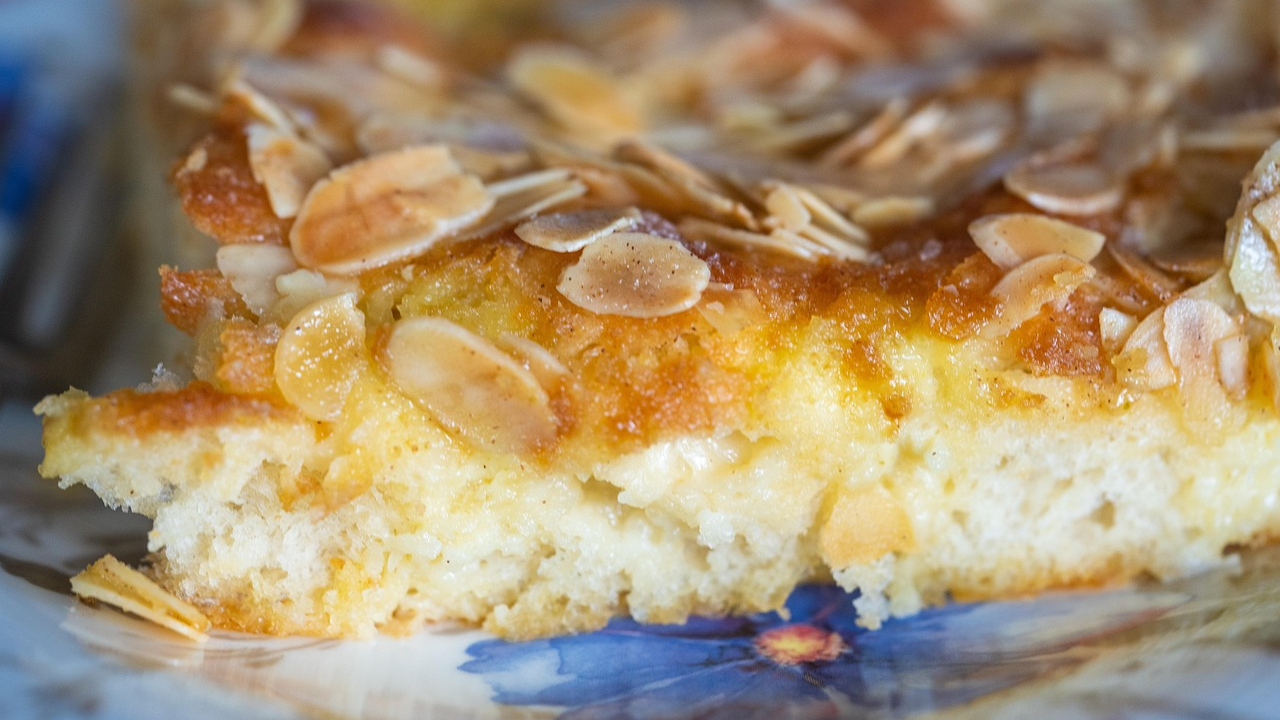 Kolač od jabuka i badema sočan je i rustikalan, a lako ga je napraviti