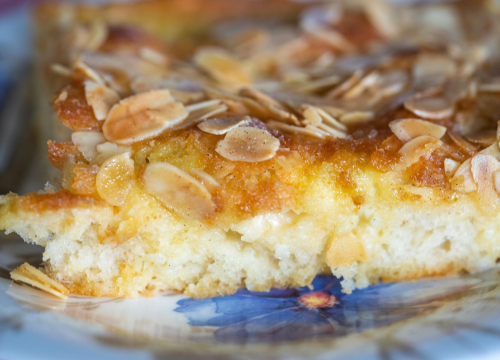 Kolač od jabuka i badema sočan je i rustikalan, a lako ga je napraviti