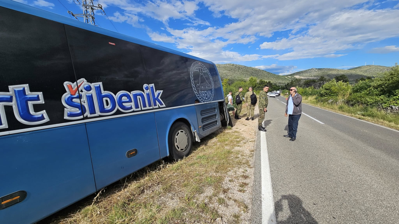 Brzom reakcijom i prisebnošću vozača autobusa, izbjegnuta tragedija na cesti prema Tromilji