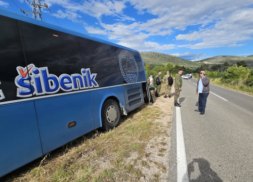 Fotografija 1 - Prisebnošću vozača autobusa, izbjegnuta tragedija na cesti prema Tromilji