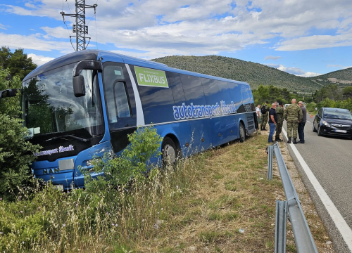 Fotografija 2 - Prisebnošću vozača autobusa, izbjegnuta tragedija na cesti prema Tromilji