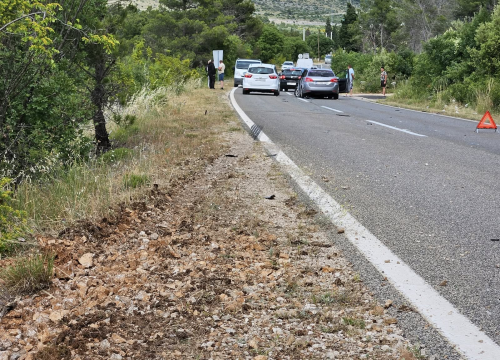 Fotografija 5 - Prisebnošću vozača autobusa, izbjegnuta tragedija na cesti prema Tromilji