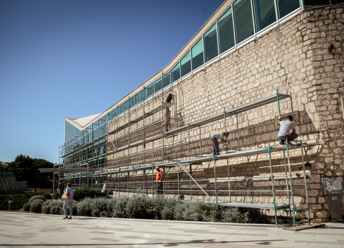 Ogromna skela prekrila pročelje Gradske knjižnice: Počela najvidljivija faza energetske obnove