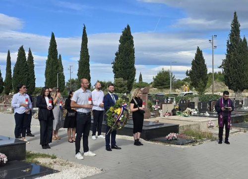 U Pirovcu položili vijence i zapalili svijeće za one koji su dali najveću žrtvu u stvaranju države