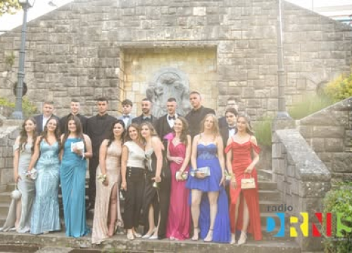 Drniški maturanti zasjali na maturalnoj večeri