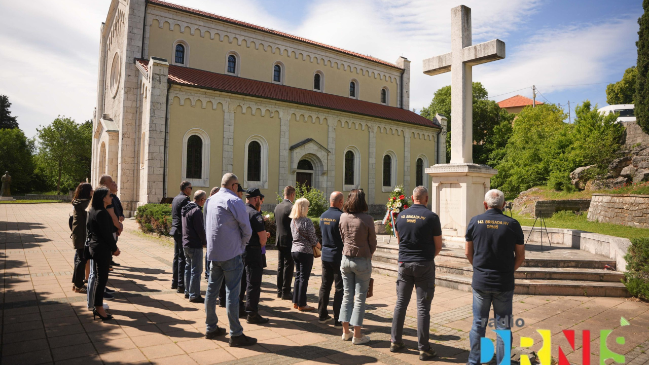 U Drnišu odana počast poginulim braniteljima