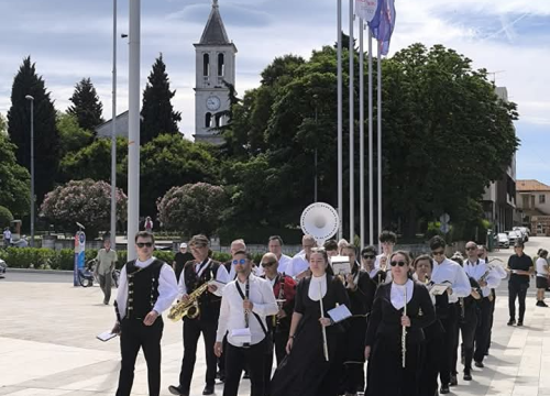 Fotografija 1 - Šibenski glazbari prodefilirali gradom u povodu Dana državnosti