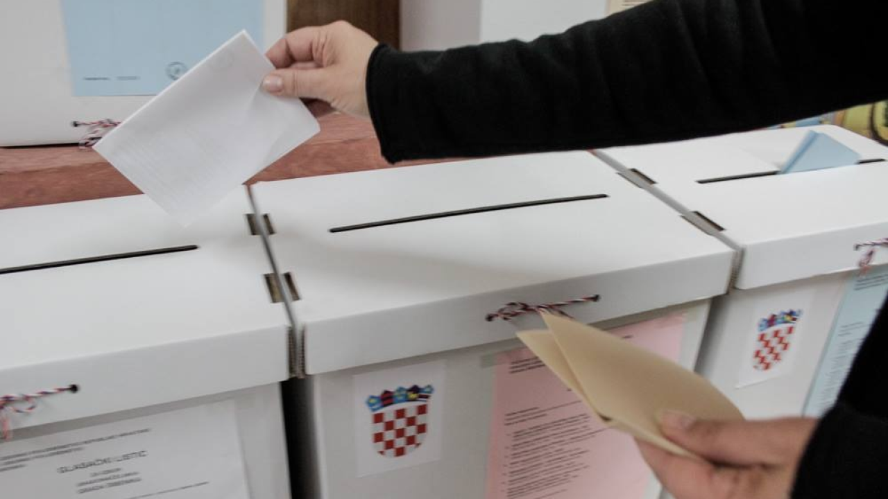 GONG: Jedan kandidat ispred biračkog mjesta nagovara birače, građani prijavili još nepravilnosti