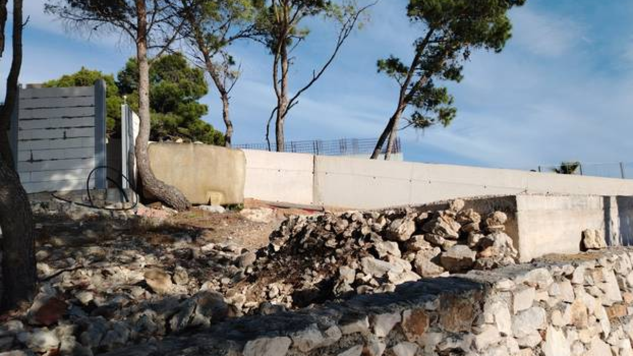 Uz Pripuza sad i drugi dižu ilegalne zidove na Murteru: 'Uništavanje se dalje nastavlja'