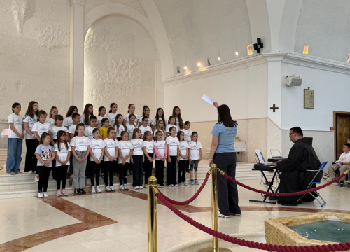 Fotografija 2 - Dječji župni zborovi iz Murtera, Bilica, Knina i Šibenika nastupili na 'Zlatnoj harfi' u Udbini