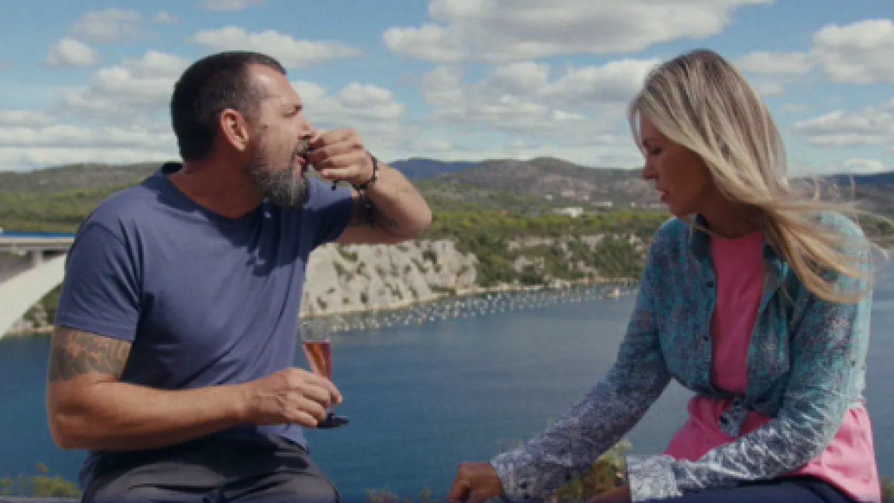 David Skoko crvenim retro kombijem stiže u posjet murterskoj kuharici Graciji Horvatin