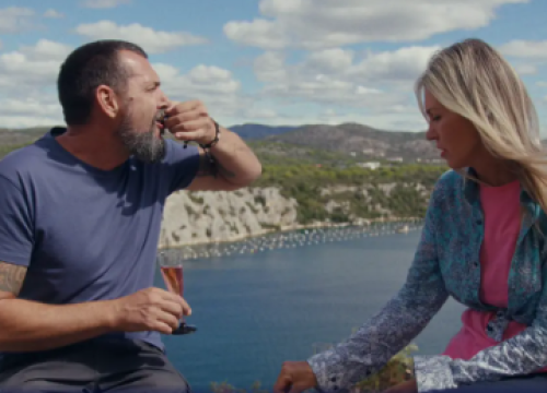 David Skoko crvenim retro kombijem stiže u posjet murterskoj kuharici Graciji Horvatin