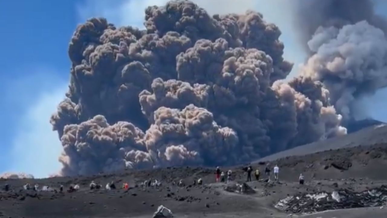 Etna erumpirala, turisti bježe
