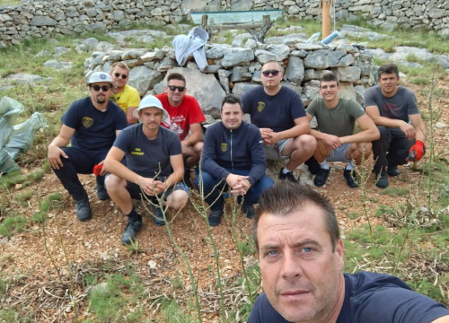 Fotografija 12 - Vodički i tišnjanski vatrogasci u akciji obnove spomen parka u sjećanje na poginule heroje Kornatske tragedije