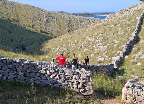 Fotografija 10 - Vodički i tišnjanski vatrogasci u akciji obnove spomen parka u sjećanje na poginule heroje Kornatske tragedije