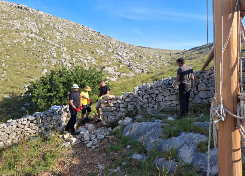 Fotografija 11 - Vodički i tišnjanski vatrogasci u akciji obnove spomen parka u sjećanje na poginule heroje Kornatske tragedije