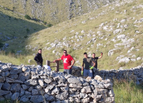 Fotografija 9 - Vodički i tišnjanski vatrogasci u akciji obnove spomen parka u sjećanje na poginule heroje Kornatske tragedije