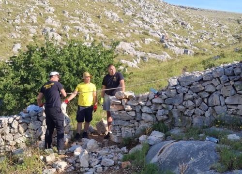 Fotografija 7 - Vodički i tišnjanski vatrogasci u akciji obnove spomen parka u sjećanje na poginule heroje Kornatske tragedije