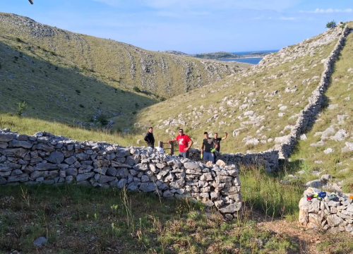 Fotografija 6 - Vodički i tišnjanski vatrogasci u akciji obnove spomen parka u sjećanje na poginule heroje Kornatske tragedije