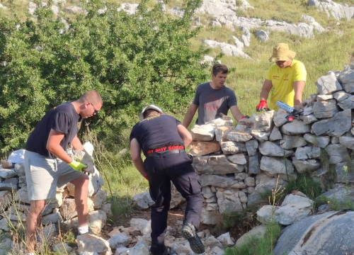 Fotografija 5 - Vodički i tišnjanski vatrogasci u akciji obnove spomen parka u sjećanje na poginule heroje Kornatske tragedije