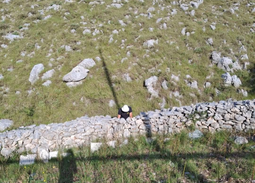 Fotografija 13 - Vodički i tišnjanski vatrogasci u akciji obnove spomen parka u sjećanje na poginule heroje Kornatske tragedije