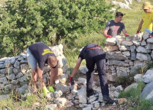 Fotografija 3 - Vodički i tišnjanski vatrogasci u akciji obnove spomen parka u sjećanje na poginule heroje Kornatske tragedije